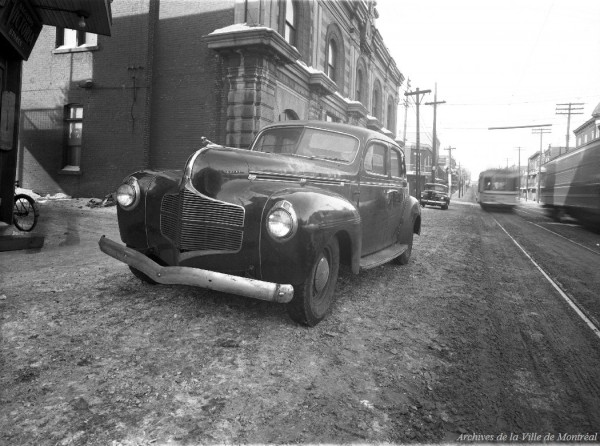 Scène d’un vol à main armée avec une voiture Dodge au premier plan. - 3 février 1945. VM095-Y-1-2-1-D02. Archives de la Ville de Montréal.