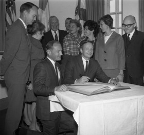 Signature du livre d'or en présence du maire Jean Drapeau, Archives de la Ville de Montréal, VM94-E2515-018