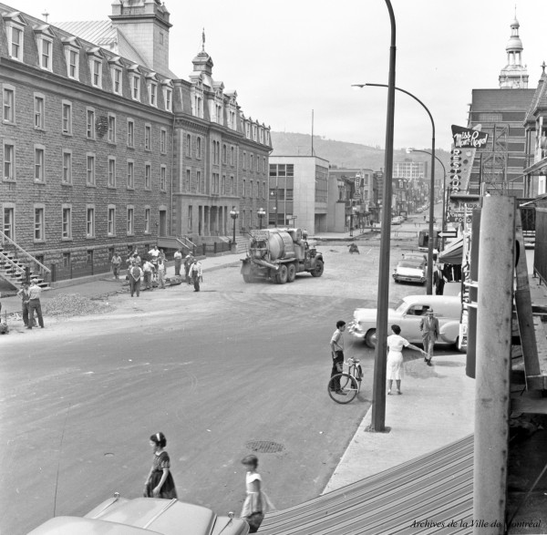 Réfection de l'avenue Mont-Royal : vue vers l’ouest depuis l’intersection Saint-Hubert. - 26 août 1959. Photo du Service des Travaux publics. VM94-45-D114-009. Archives de la Ville de Montréal.