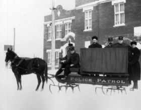 Une patrouille en hiver
Les policiers au départ d’une patrouille devant l’hôtel de ville de l’avenue de l’Église.
Vers 1910. Archives de l’arrondissement de Verdun.